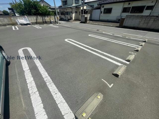 物件外観写真3　(敷地内駐車場)