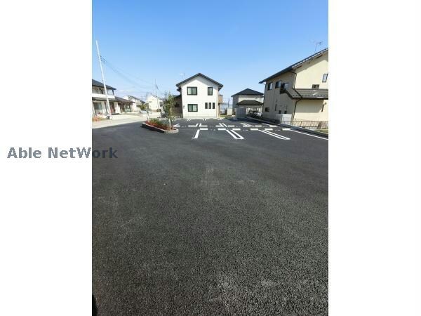 物件外観写真4　(敷地内駐車場)