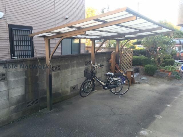 物件外観写真6　(屋根付きの駐輪スペース)