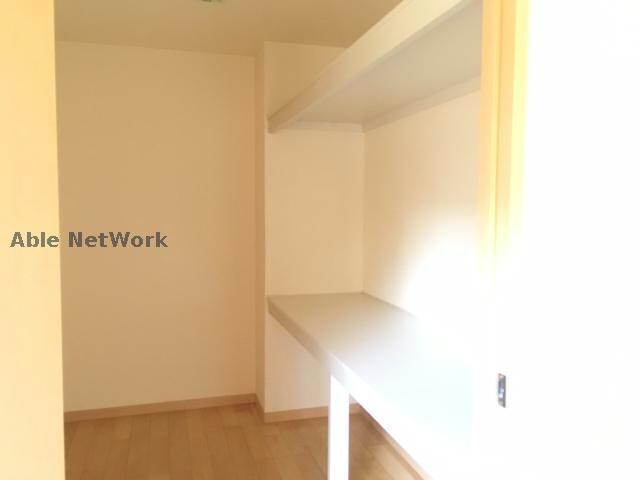 物件内観写真14　(大きなウォークインクローゼットです。)