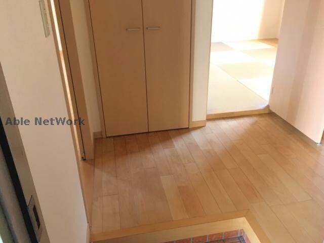 物件内観写真17　(広い玄関スペースです。)