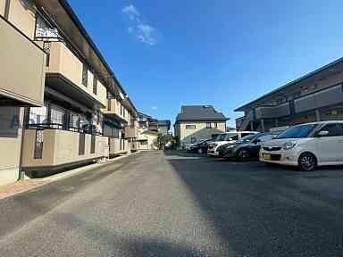 物件外観写真4　(敷地内駐車場)