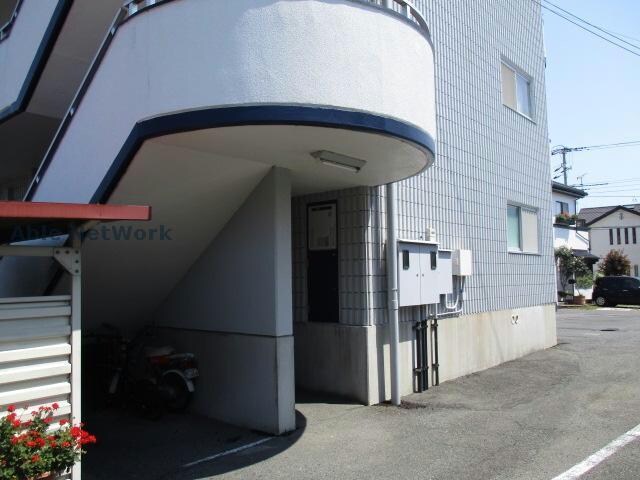 物件外観写真3　(きれいなエントランス)