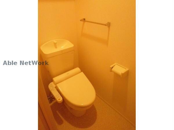 物件内観写真9　(温水洗浄便座です)