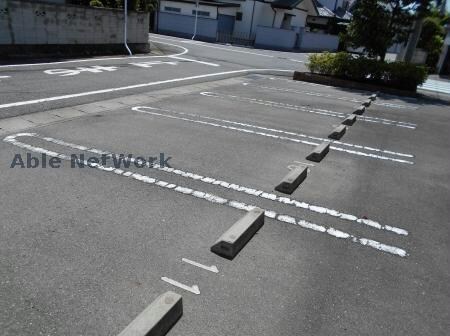 物件外観写真2　(敷地内駐車場)