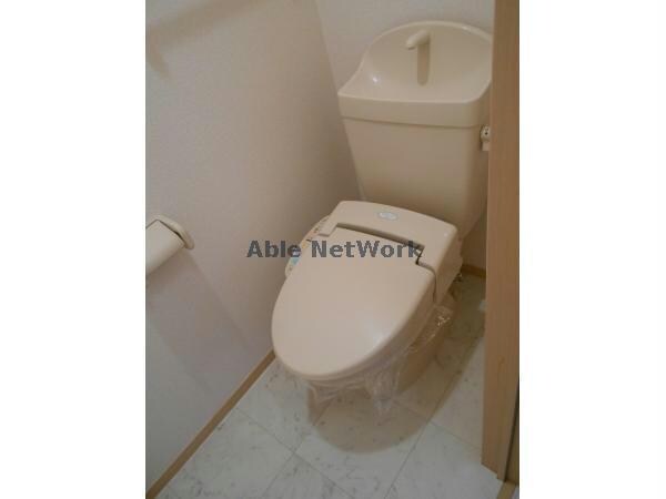 物件内観写真8　(温水洗浄便座です)