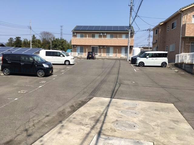 物件外観写真2　(敷地内駐車場)