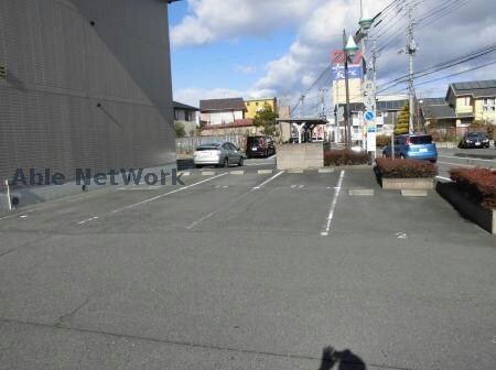 物件外観写真2　(敷地内駐車場)