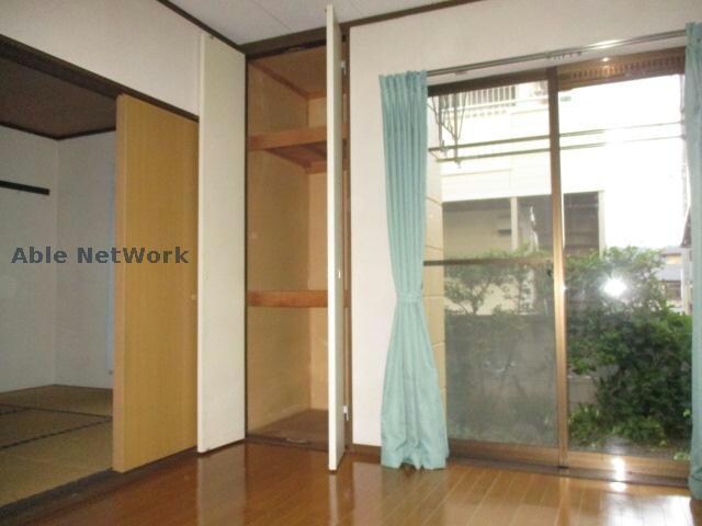 物件内観写真9　(窓から日差しが差し込みます)