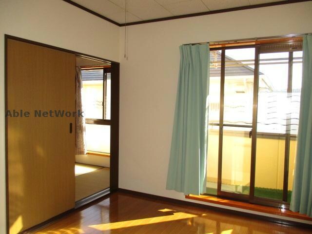 物件内観写真10　(窓から日差しが差し込みます)