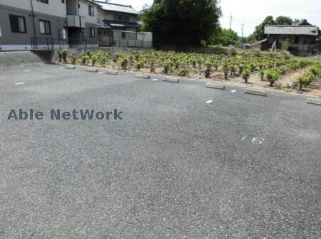 物件外観写真2　(敷地内駐車場)