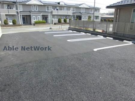 物件外観写真3　(敷地内駐車場)