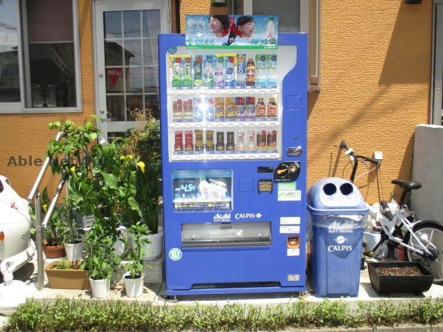 物件外観写真3　(敷地内自動販売機)