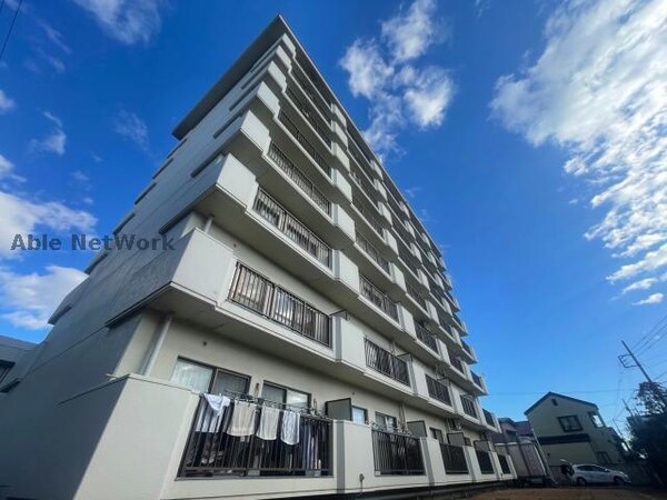 外観(周辺に高い建物がなく陽当たり良好)