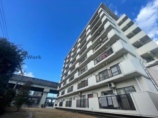 物件外観写真2　(入口すぐにエレベーターがあります)