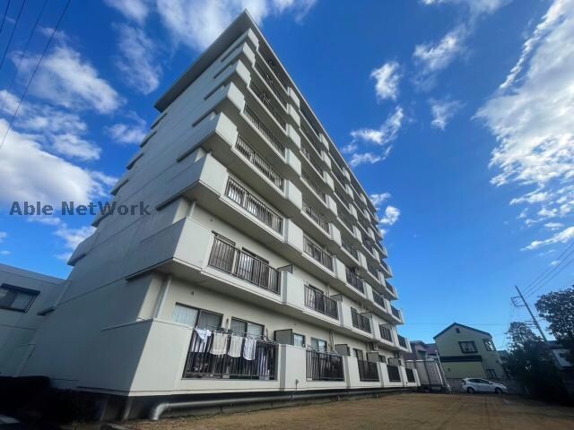 物件外観写真3　(敷地内に芝生とベンチがあります)