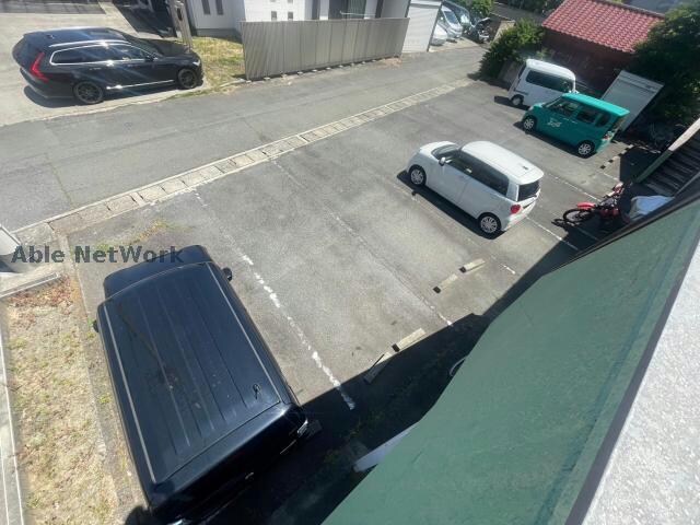 物件外観写真2　(敷地内駐車場)