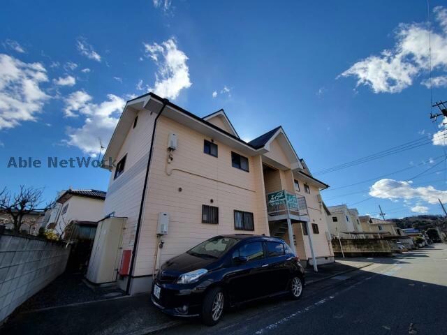 物件外観写真1　(景色に調和した外観です)