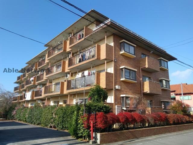 物件外観写真1　(景色に調和した外観です)