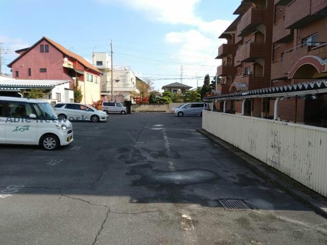 物件外観写真3　(敷地内駐車場)