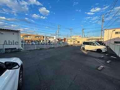 物件外観写真4　(敷地内駐車場)