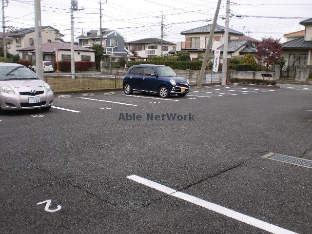 物件外観写真2　(敷地内駐車場)