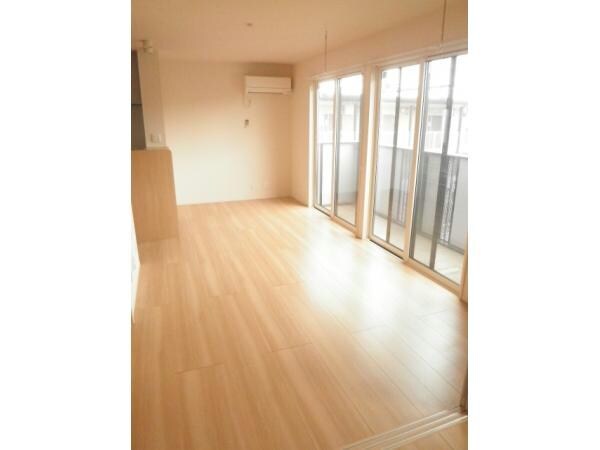 物件内観写真5　(開放感のあるリビングです。)