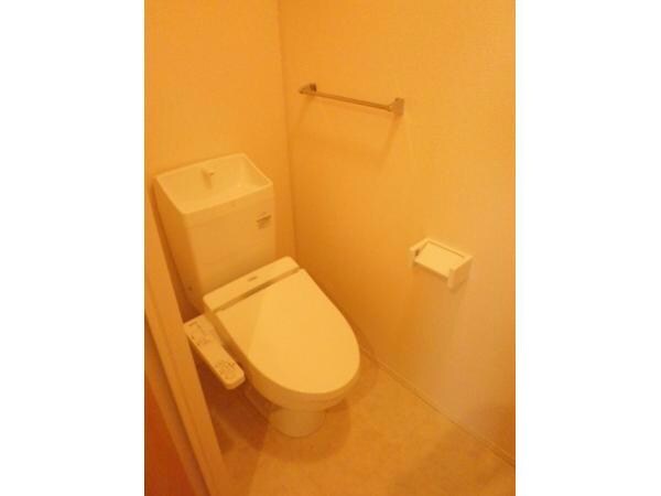 物件内観写真8　(温水洗浄便座付きです。)