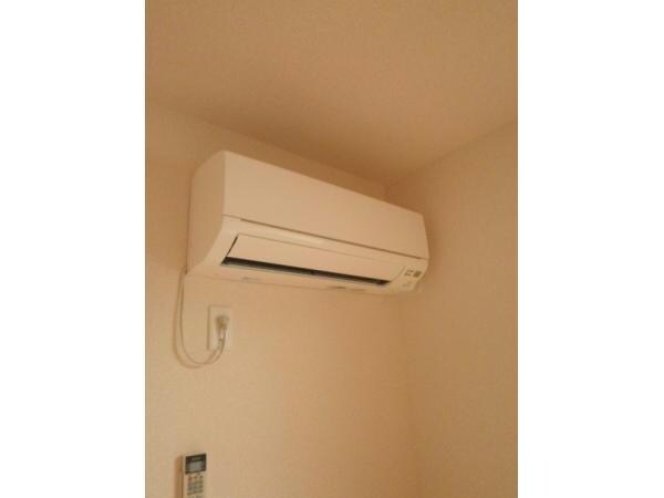 物件内観写真12　(エアコンは必需品です。)