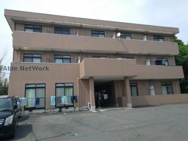 物件外観写真1　(景色に調和した外観です)