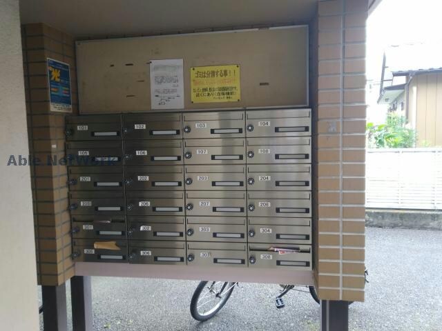 物件外観写真4　(集合ポストです)