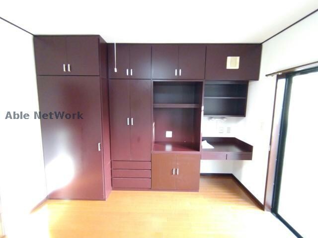 物件内観写真8　(収納の種類が豊富です)