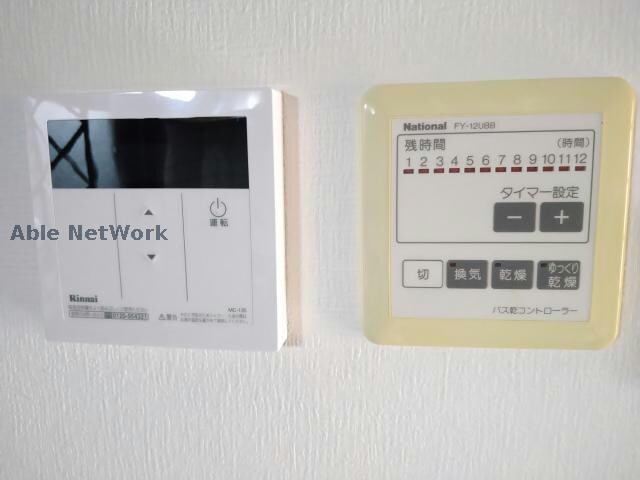 物件内観写真15　(給湯機と浴室乾燥機です)