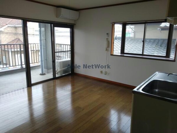 リビングダイニング(窓が３面あり明るいです)