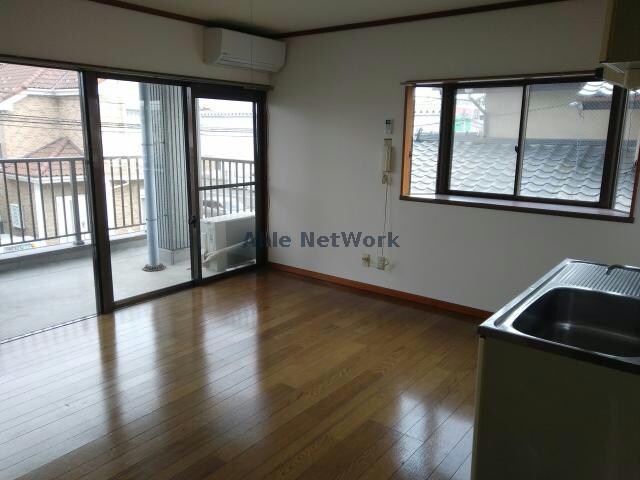 物件内観写真4　(窓が３面あり明るいです)