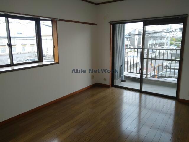 物件内観写真10　(居室にバルコニーあります)