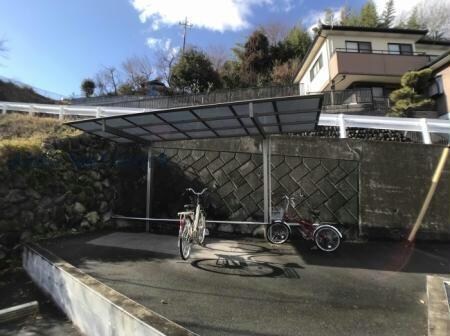 物件外観写真2　(雨天時も安心の屋根付きです。)