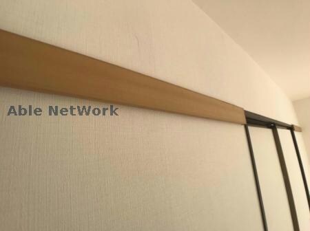 物件内観写真11　(洋服や鞄をかけられます。)