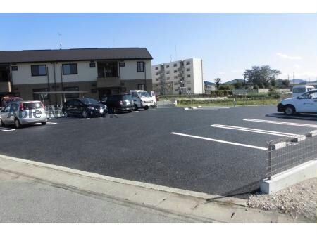 物件外観写真3　(停めやすい駐車場です)
