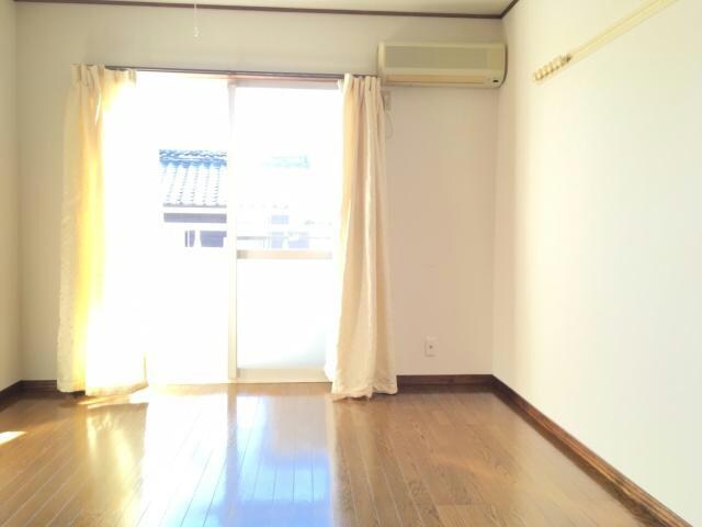 物件内観写真5　(陽当たり良好です。)