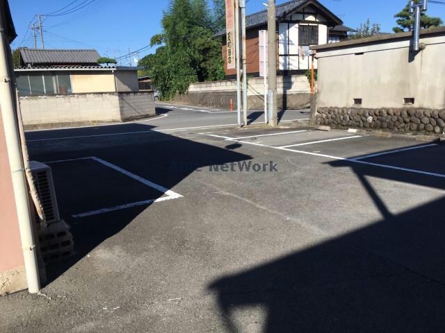 物件外観写真3　(停めやすい駐車場です。)