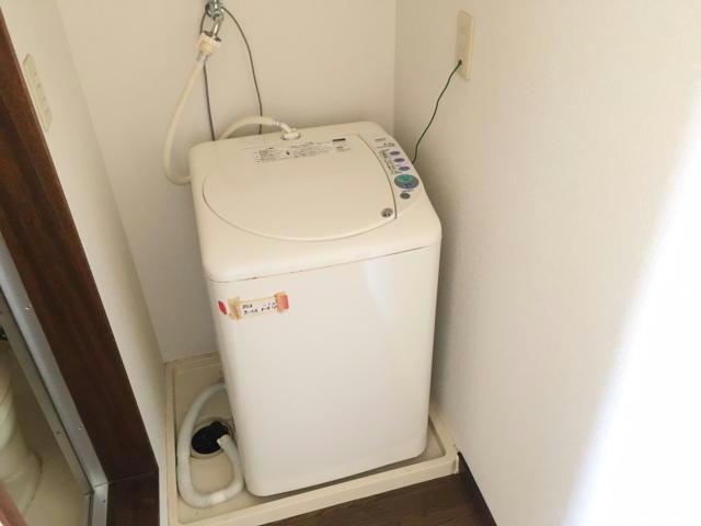 物件内観写真11　(洗濯機付きです。)