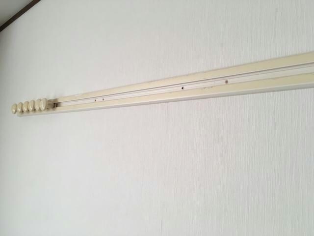 物件内観写真12　(服などをかけられます。)