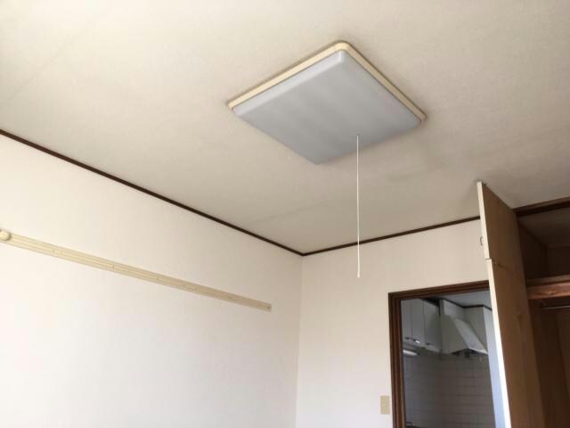 物件内観写真13　(居室照明付きです。)