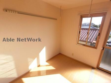 物件内観写真5　(寝床を仕切れます。)