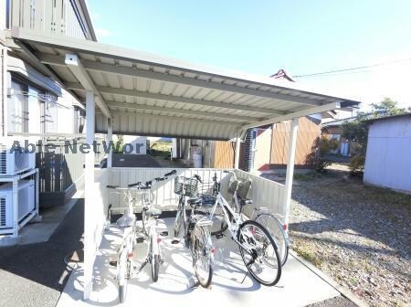 物件外観写真3　(屋根付きの駐輪場があります。)