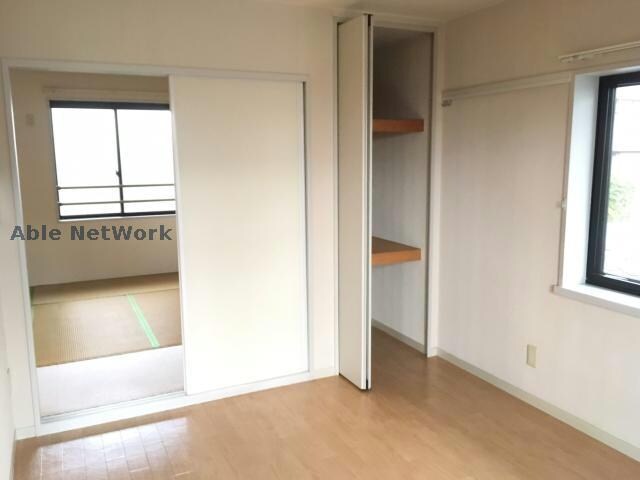 物件内観写真6　(2面採光です。)