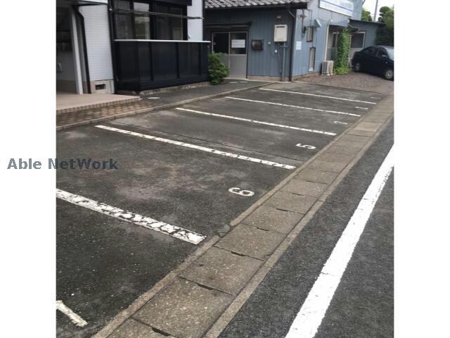 物件外観写真3　(並列で2台停められます。)