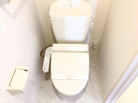 物件内観写真7　(温水洗浄便座付きです。)