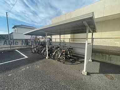 物件外観写真2　(駐輪場付き)